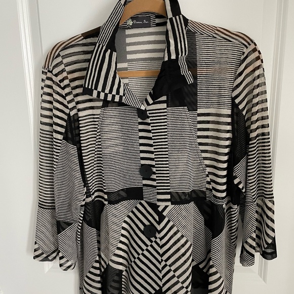 Stunning, free flowing black and white top. Fashion buttons, stand up collar - Picture 1 of 1